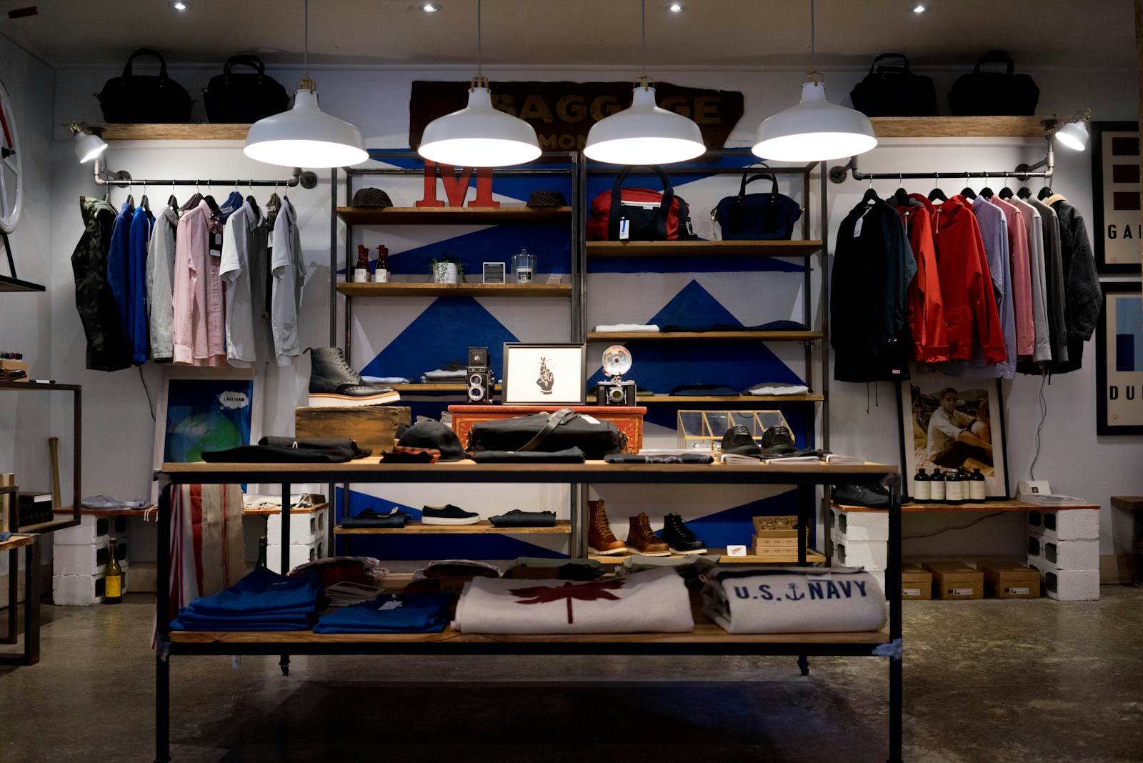 Interior de uma loja de moda com peças organizadas em araras