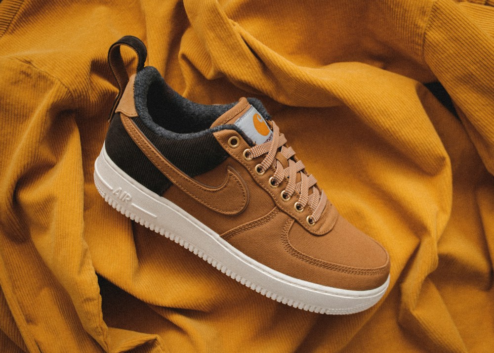 Tênis casual em tom caramelo